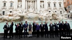 Dirigentes do G-20 em Roma em frente à fonte de Trevi.