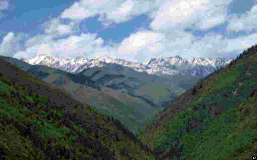 夹金山及其附近的高山