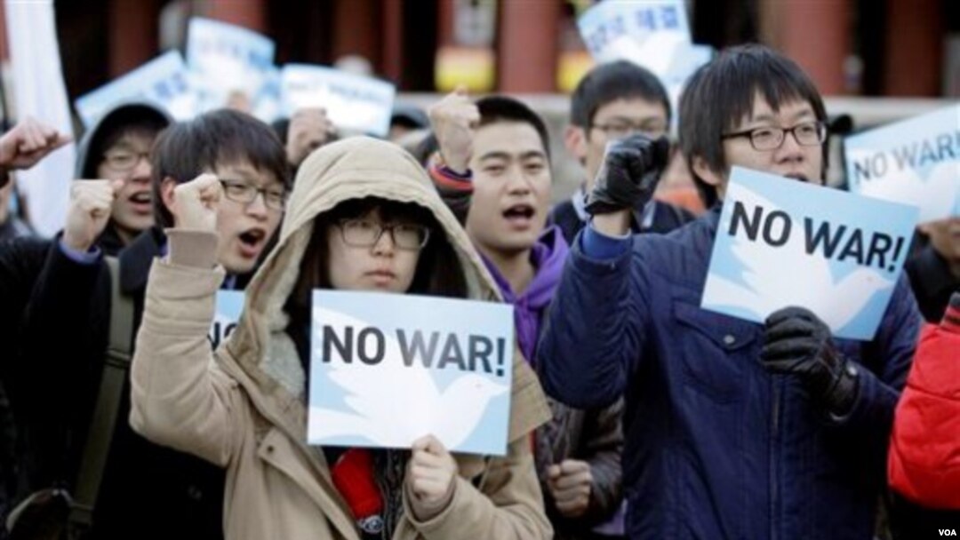 Sejumlah mahasiswa Korea Selatan berdemo anti-perang. Ketegangan di Semenanjung Korea semakin meningkat sejak serangan artileri Korea Utara ke pulau Yeonpyeong di Selatan.