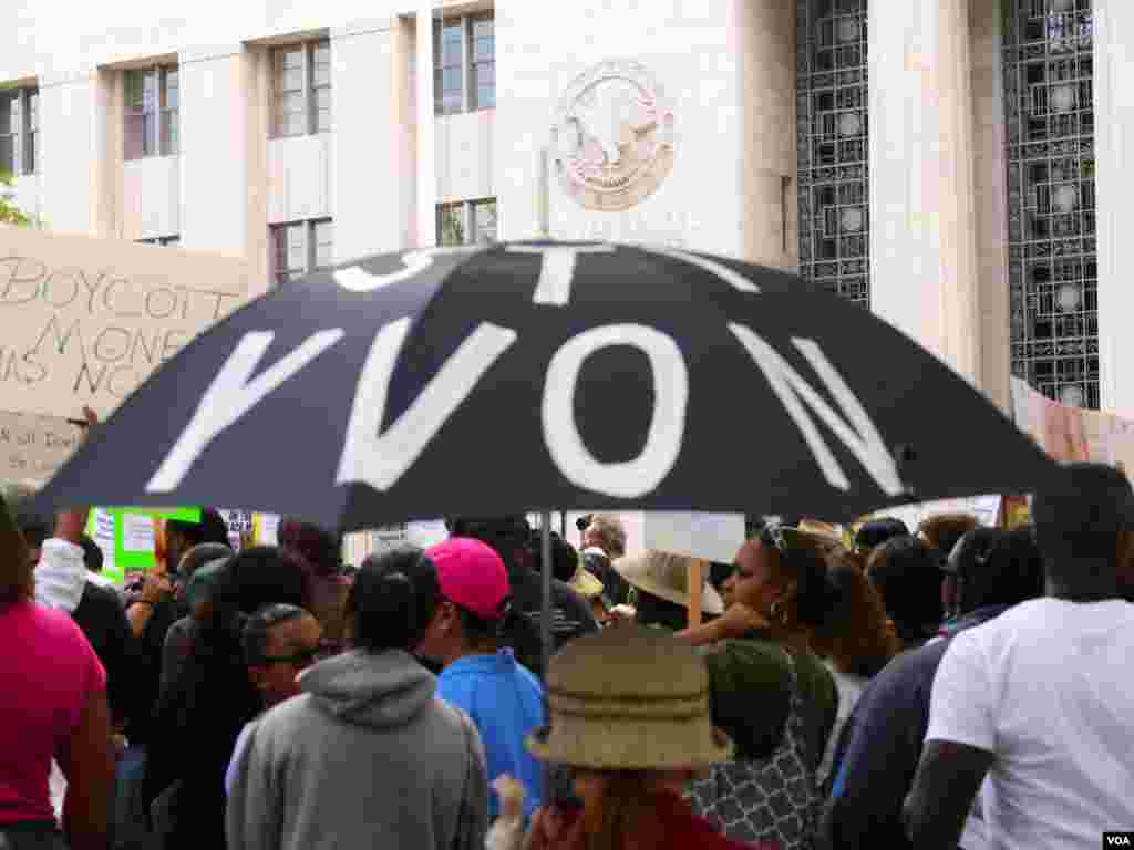 示威群眾的大黑傘寫著馬丁的姓名 (美國之音國符拍攝)