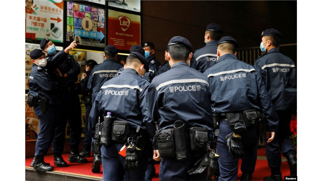 FOTO FILE: Polisi terlihat di luar gedung kantor Stand News, setelah enam orang ditangkap "karena konspirasi untuk menerbitkan publikasi hasutan" menurut Departemen Keamanan Nasional Kepolisian Hong Kong, di Hong Kong, 29 Desember 2021. REUTERS/Tyrone Siu /File Foto