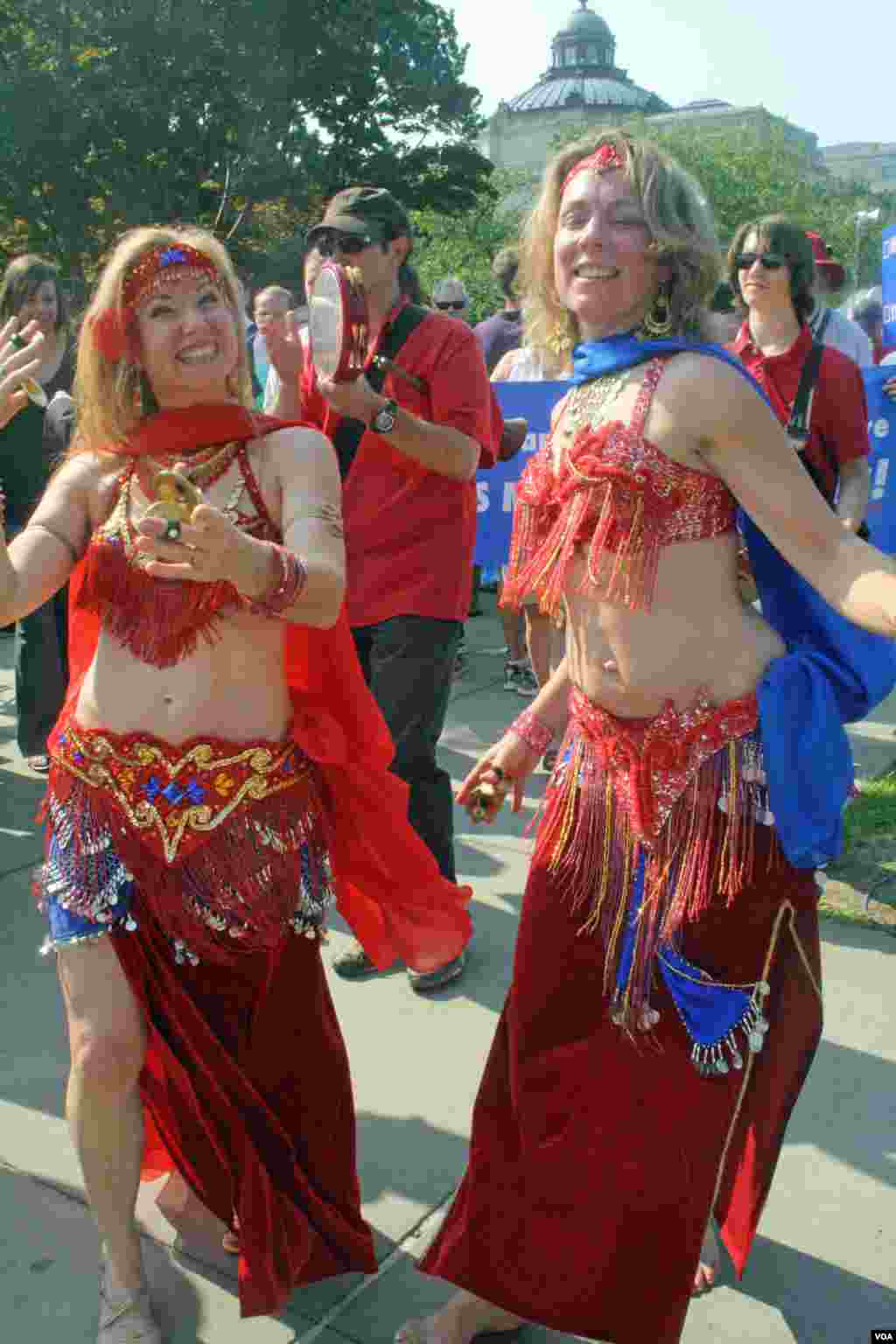 La espera ha estado amenizada con m&uacute;sica, proclamas... y hasta danzas.