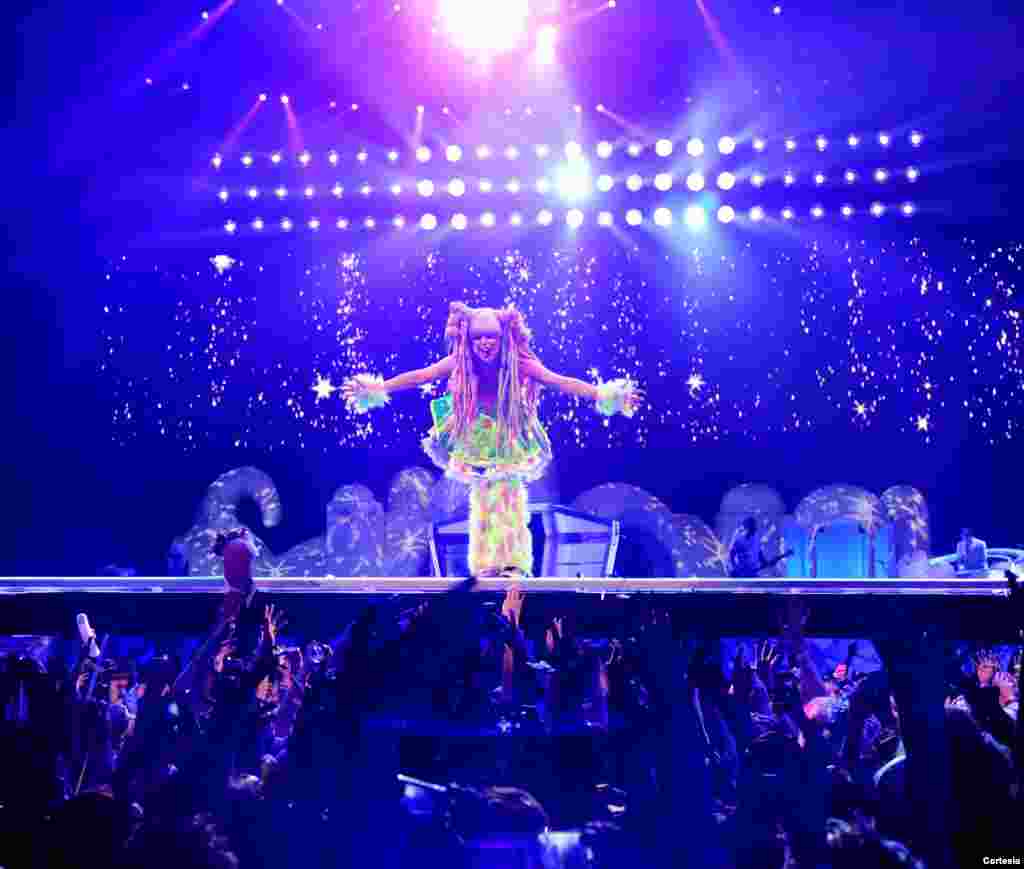 Durante el espectáculo Lady Gaga dedica tiempo a sus fanáticos con quienes interactúa, les agradece, se acerca y hasta leyó cartas que le fueron lanzadas.