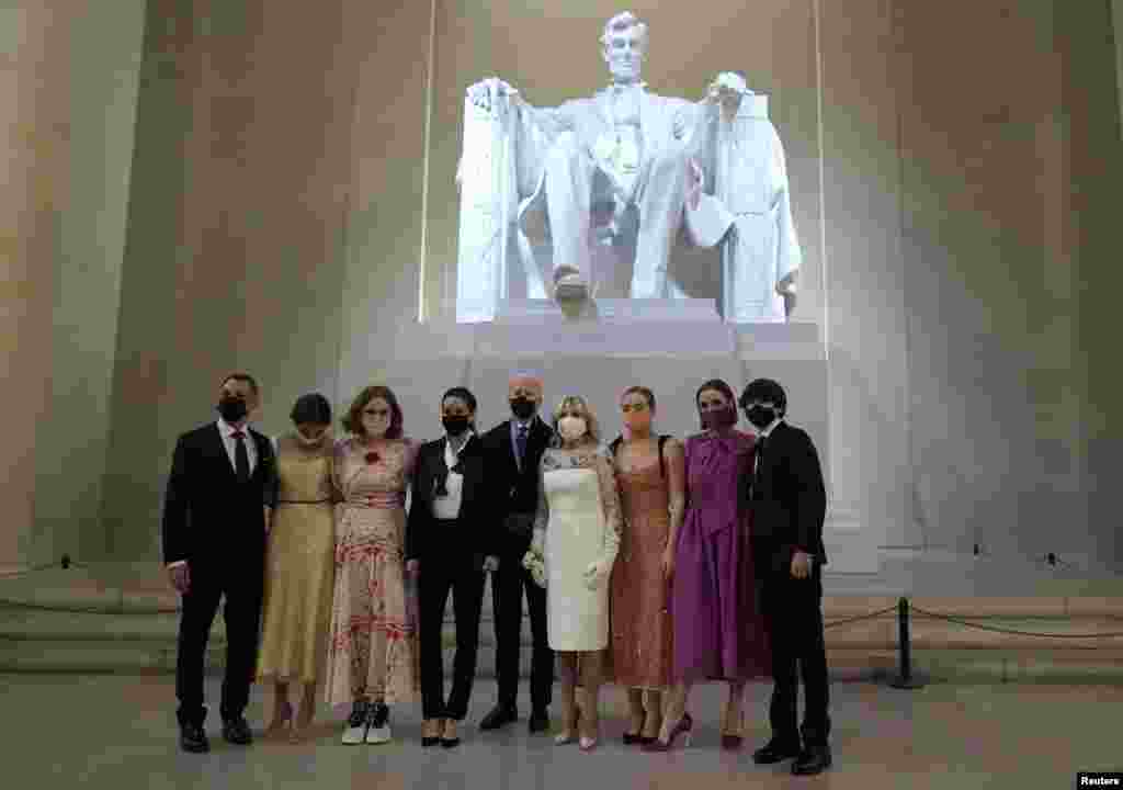 El presidente de EE.UU., Joe Biden, y la primera dama de EE. UU., Jill Biden, posan con su familia frente a la estatua de Abraham Lincoln en el evento &quot;Celebrating America&quot; en el Lincoln Memorial.