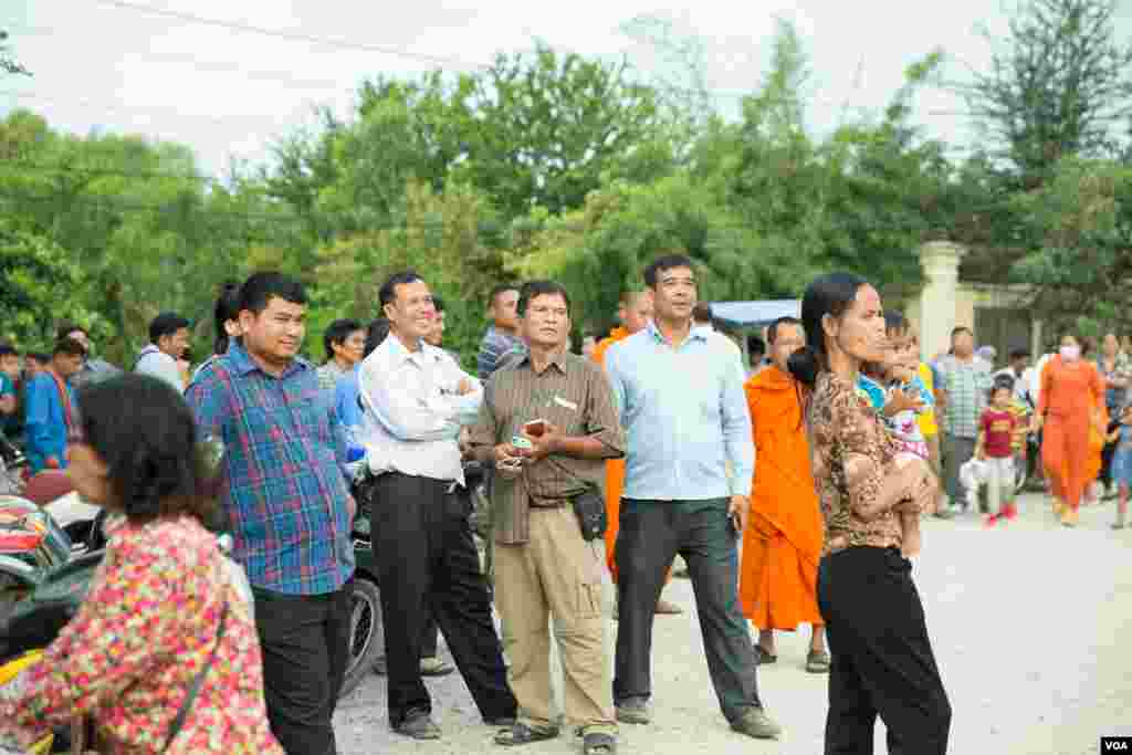 Supporters are waiting for the release of activists and opposition party members in front of Correctional Center 1 in the evening of 27th August, 2018 in Phnom Penh, Cambodia. (Tum Malis/VOA Khmer)