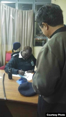 台湾驻南非代表陈忠向肯尼亚机场警方出示法院判决书（台湾外交部提供）