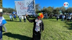 Vestida con una peluca y una nariz de payaso, Epifania expresa su rechazo a los comicios en el parque Rubén Darío de Miami, el 7 de noviembre de 2021.