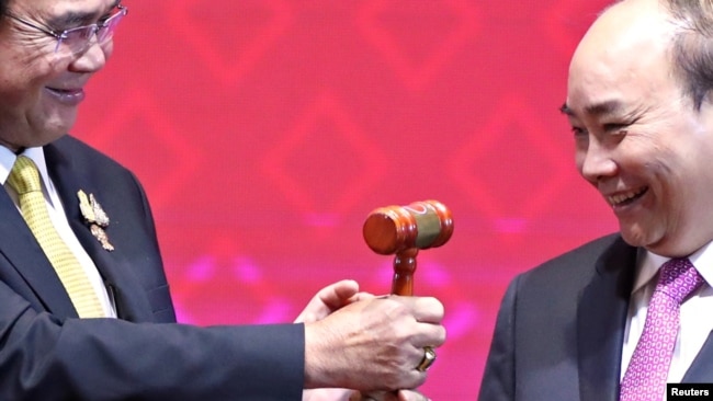 Ông Phúc nhận chiếc búa gõ từ thủ tướng Thái, biểu tượng Việt Nam sẽ là chủ tịch ASEAN trong thời gian tới.