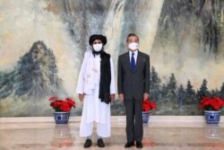 Menlu China Wang Yi (kanan) saat menerima Kepala Politik Taliban, Mullah Abdul Ghani Baradar di Tianjin, China, 28 Juli 2021.