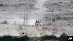 군용차량에 탄 이집트 군인들이 시나이 반도 접경 지역을 순찰하고 있다. (자료사진)