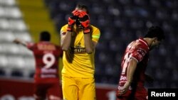 Goalkeeper George Forsyth of Peru's Alianza Lima reacts after surrendering a goal to Argentina's Huracan during their Libertadores Cup match in Lima, Feb. 3, 2015. 