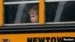 Con máximas medidas de seguridad se reabrieron las escuelas en Newtown.