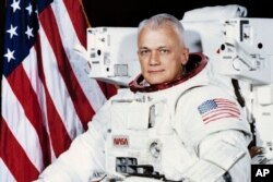 Foto Bruce McCandless II yang dirilis NASA pada 1982, mengenakan baju yang disebut Shuttle Extravehicular Activity (EVA) dilengkapi alat manuver Manned Maneuvering Unit (MMU) di Houston.