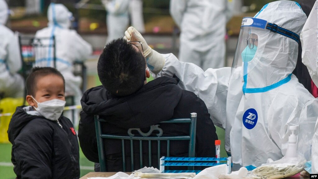 中国浙江宁波市民在接受新冠病毒核酸检测。（2021年12月8日）(photo:VOA)