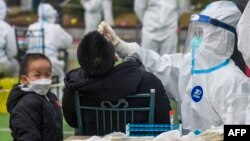 中国浙江宁波市民在接受新冠病毒核酸检测。（2021年12月8日）