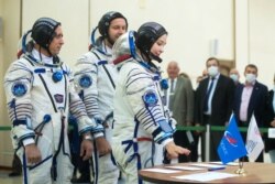 Anggota ekspedisi 66 Stasiun Luar Angkasa Internasional (ISS), kosmonot Rusia Anton Shkaplerov, sutradara Klim Shipenko dan aktris Yulia Peresild, menghadiri pelatihan ujian kompleks di Pusat Pelatihan Kosmonot Gagarin di Star City di luar Moskow, 9 September 2021. (AFP)