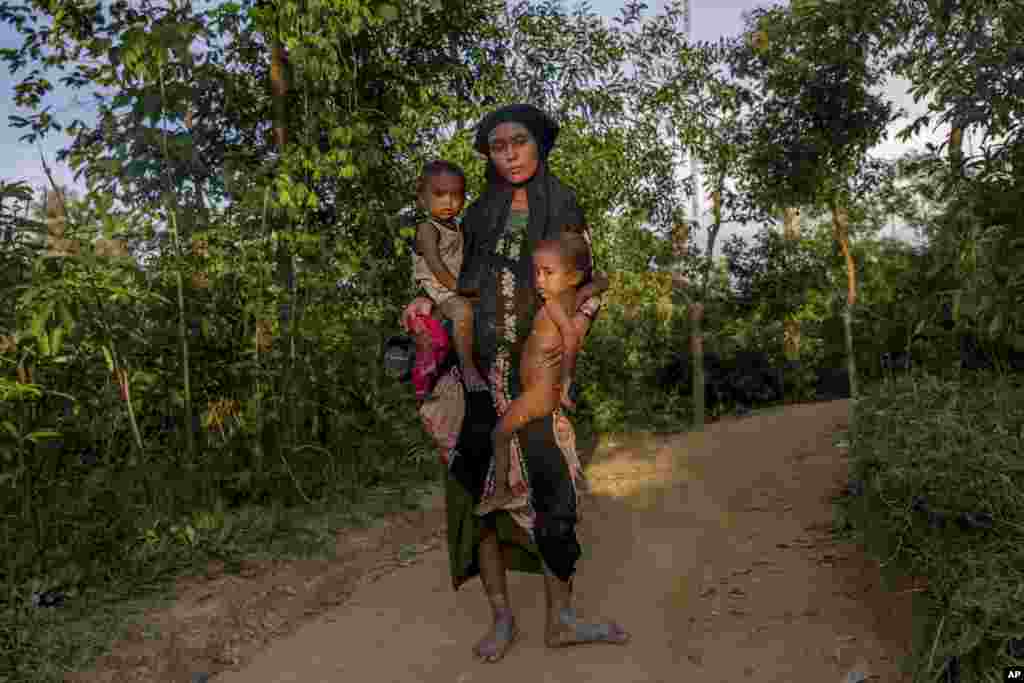 تصویری از زن مسلمان آواره روهینگیایی به همراه فرزندانش. هزاران نفر در درگیری های اخیر در میانمار آواره شدند.