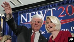 លោក ញូត ជីងរីក (Newt Gingrich) បេក្ខជនប្រធានាធិបតី​ខាងគណបក្ស​សាធារណៈរដ្ឋ និងជា​អតីត​សមាជិក​សភា​ បក់ដៃដាក់​អ្នកគាំទ្រជាមួយនឹង​ភរិយា Callista ក្នុង​ពេល​យុទ្ធនាការ​ស្វែងរក​ការគាំទ្រ​ការ​ឈរឈ្មោះ​ជាបេក្ខភាព​ នៅ​ថ្ងៃទី២១ មករា ឆ្នាំ​២០១២ នៅកូឡំប៊ី។