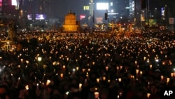 11月26日南韓首爾有超過百萬民眾燭光抗議朴槿惠並要求她下台。