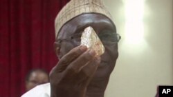 Un gros diamant de 109 carats montré à la Bank of Sierra Leone, Freetown, Sierra Leone, 10 mai 2017.