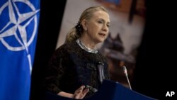 Menteri Luar Negeri AS Hillary Clinton saat berbicara pada jumpa pers setelah pertemuan dengan NATO di Brussels, Belgia (5/12). (AP/Virginia Mayo)