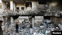 ဆော်ဒီ ဦးဆောင်တဲ့ ညွန့်ပေါင်းအဖွဲ့ရဲ့ လေကြောင်းတိုက်ခိုက်မှုကြောင့် ပျက်စီးသွားတဲ့ Sanaa မြို့က လူနေအဆောက်အဦတခု။ (ဇန်နဝါရီ ၁၈၊ ၂၀၂၂)