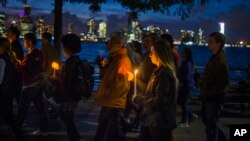 Dolientes marcharon el jueves, 2 de noviembre de 2017, a lo lago del río Hudson durante una vigilia en memoria de las víctimas del ataque terrorista del día de Halloween.