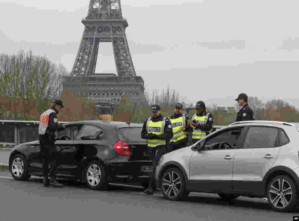 Police officers control vehicles along the Seine River in Paris, March 17, 2014. 