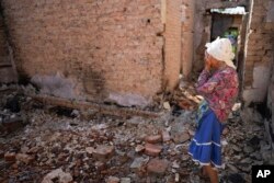 Hana Silvion, 76, stoji u svojoj kući uništenoj tokom napada na Černigiv, Ukrajina, 19. juna 2022.
