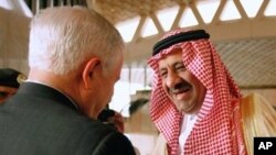 사우디 국방차관 칼리드 빈 술탄 왕자의 환영을 받는 게이츠 국방 장관(좌)
