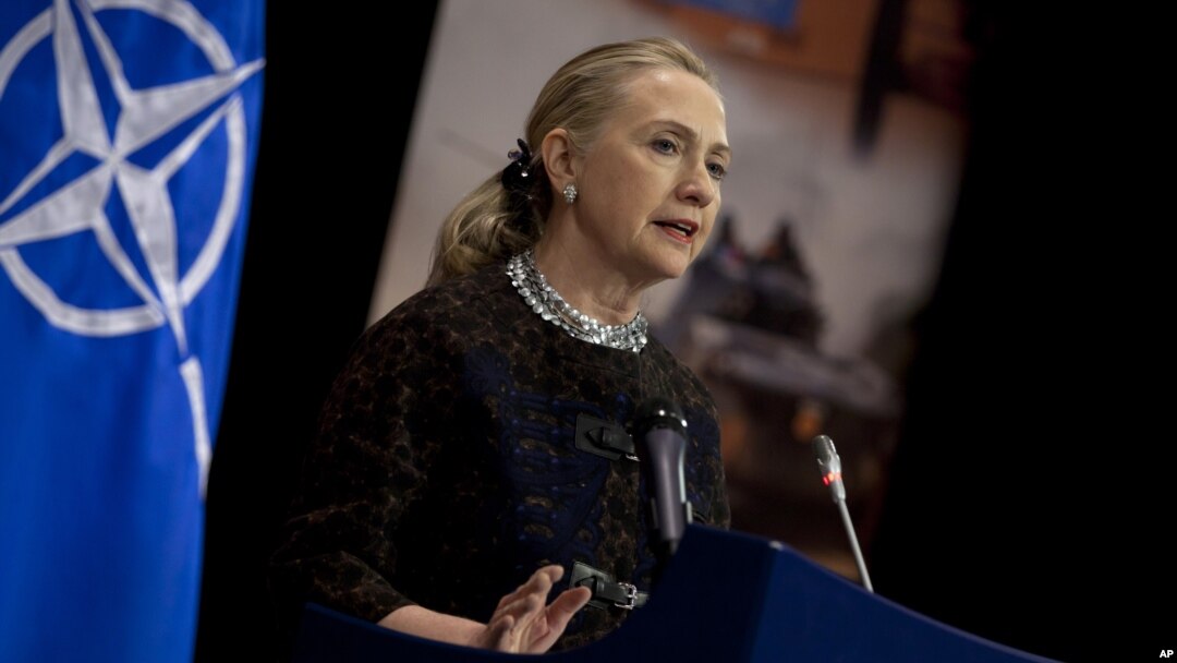Menteri Luar Negeri AS Hillary Clinton saat berbicara pada jumpa pers setelah pertemuan dengan NATO di Brussels, Belgia (5/12). (AP/Virginia Mayo)