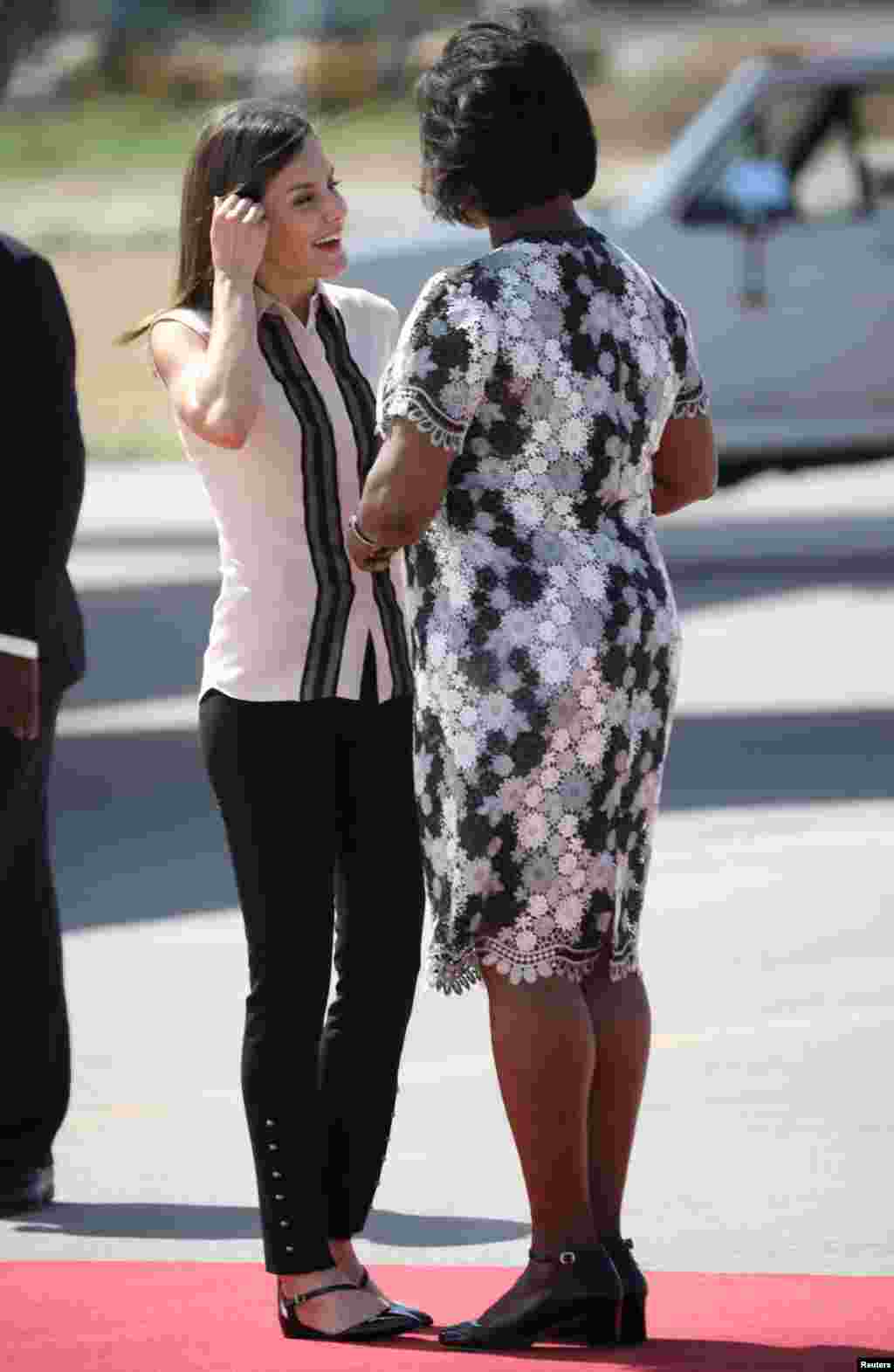 Rèn Espay la Letizia Ortiz kap pale ak premye dam Ayiti Martine Moise pandan li rive nan Pòtoprens, Ayiti, 22 me 2018. REUTERS/Andres Martinez Casares - RC1F1396DD40