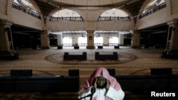 Panggilan salat Jumat di Masjid Al-Rajhi, di Riyadh, Arab Saudi, 20 Maret 2020, yang kosong di tengah pandemi COVID-19. (REUTERS/Ahmed Yosri)