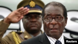 Le président Robert Mugabe lors d'une cérémonie officielle à Harare, au Zimbabwe, le 16 juillet 2008.