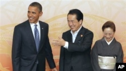 Japanese Prime Minister Naoto Kan and his wife Nobuko welcome President Barack Obama at the start of a cultural event at the APEC forum in Yokohama, Japan, 13 Nov 2010