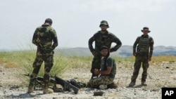 이슬람 수니파 극단주의 무장조직 ISIL과 맞서는 아프가니스탄 보안군 장병들이 카불 동쪽 낭가하르 주에서 전투태세를 갖추고 있다. (자료사진)