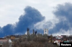 Asap mengepul di atas gedung-gedung selama konflik Rusia-Ukraina di Donetsk, Ukraina yang dikuasai Rusia, 19 Februari 2024. (Foto: REUTERS/Alexander Ermochenko)