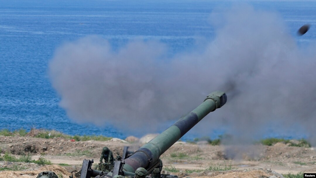 Tentara Taiwan menembakkan howitzer self-propelled M110 8 inci (203 mm) saat berlangsungnya latihan militer Han Kuang, yang mensimulasikan Tentara Pembebasan Rakyat China (PLA) menyerang pulau itu, di Pingtung, Taiwan 30 Mei 2019. (REUTERS/ Tyrone Siu/Fi)