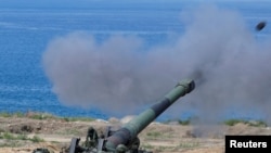 Tentara Taiwan menembakkan howitzer self-propelled M110 8 inci (203 mm) saat berlangsungnya latihan militer Han Kuang, yang mensimulasikan Tentara Pembebasan Rakyat China (PLA) menyerang pulau itu, di Pingtung, Taiwan 30 Mei 2019. (REUTERS/ Tyrone Siu/Fi)