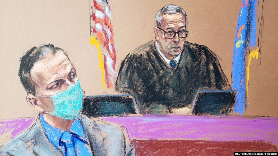 Sketsa gambar mantan Derek Chauvin (kiri) mendengarkan hakim pengadilan Peter Cahill dalam salah satu sidang pembunuhan George Floyd di Minneapolis, Minnesota (19/4).