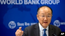 លោក Jim Yong Kim ប្រធាន​ធនាគារ​ពិភពលោក​ថ្លែង​ក្នុង​សន្និសីទ​កាសែត​មួយ​នៅ​ក្នុង​ក្រុង​ញូវដេលី ប្រទេស​ឥណ្ឌា កាលពី​ថ្ងៃទី៣០ ខែមិថុនា ឆ្នាំ២០១៦។