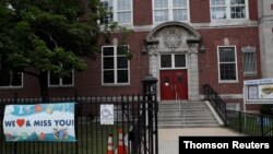 Entrada a la escuela pública 159, en el distrito de Queens de la ciudad de Nueva York. [Foto: Archivo]