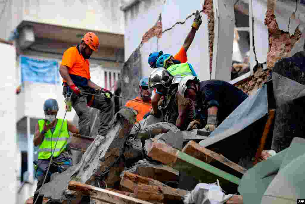 یک ماه بعد از انفجار بزرگ در بیروت، امروز امدادگران نشانه‌هایی از زیر آوارهای یک ساختمان تخریب شده دریافت کرده‌اند که آنها را امیدوار کرده که شاید کسی در زیر آوار هنوز زنده باشد. 