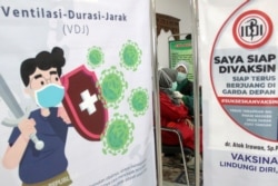 Seorang tenaga kesehatan menerima suntikan dosis kedua vaksin COVID-19 di sebuah rumah sakit di Sidoarjo, Jawa Timur, 29 Januari 2021. (Foto: Umarul Faruq/Antara Foto via Reuters)