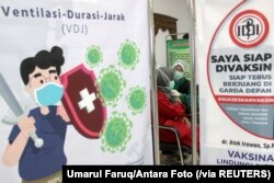 Seorang tenaga kesehatan menerima suntikan dosis kedua vaksin COVID-19 di sebuah rumah sakit di Sidoarjo, Jawa Timur, 29 Januari 2021. (Foto: Umarul Faruq/Antara Foto via Reuters)