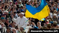 Папа Франциск проходить повз групу український військових на щотижневій аудієнції у Ватикані, 2016 рік
