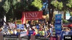 Estudiantes de la Universidad de Nevada a la espera del tercer debate presidencial. Unos a favor de Hillary Clinton y otros respaldan al magnate Donald Trump. [Foto: Arturo Martínez, VOA].