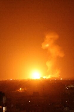 Sebuah bola api membubung ke udara menyusul serangan udara di Khan Yunis, selatan Jalur Gaza, 23 Agustus 2021. (Said KHATIB / AFP)