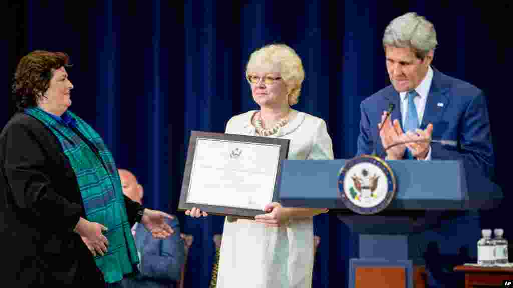 Le Secrétaire d'Etat John Kerry offre un cadeau d'honneur à Gita Miruskina de Lettonie, pour son influence contre la traite humaine, le 27 juillet à 2015.