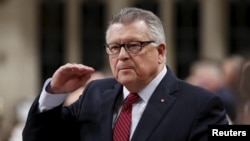 Ralph Goodale, ministre de la Sécurité publique canadien, parle lors dune réunion au Parlement à Ottawa, le 27 janvier 2016.